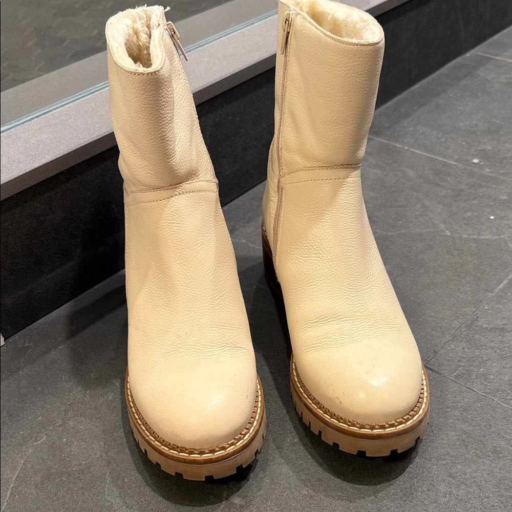 Bertuchi Cream Winter Boots for Women.  Lined all the way down to your toes!